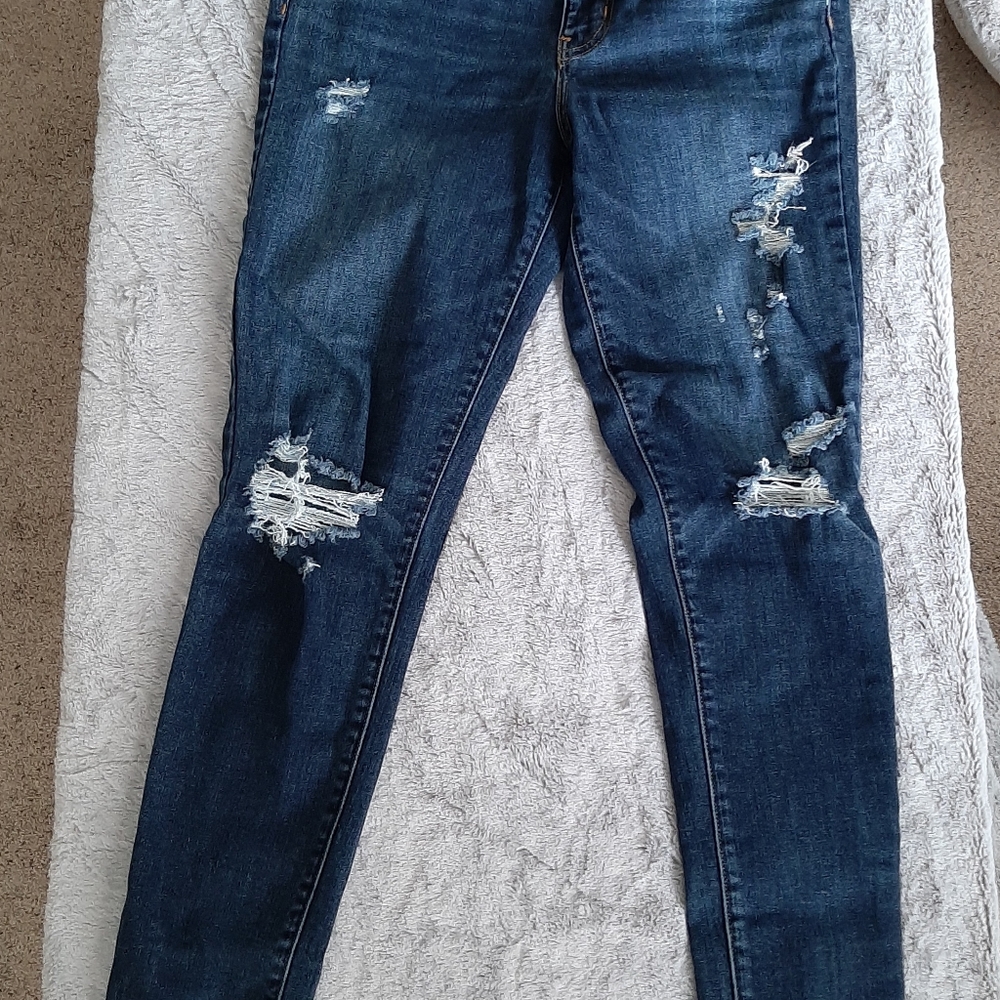 ❄3 /$30 American Eagle Distressed Jeans